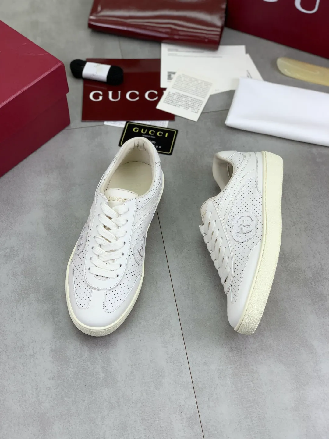 Men's shoes 💰P562 New GUCCI classic design moral training element catwalk model, matching version of top quality moral training shoes for men and women. Epoxy logo process is concave and convex, matching oil edge technology, punched cowhide cloth surface, suede cowhide surface splicing, breathable and not stuffy, the original overlasted shoe model is comfortable on the feet.  Fabric: Matched leather + cloth + mesh Lining: Water-dyed sheepskin Foot: Water-dyed sheepskin Outsole: Original molded TP matching environmentally friendly material Packaging: Top counter full set of packaging Female 35-42 (Female 41.42. Customized) Male 39-46 (46 customized)